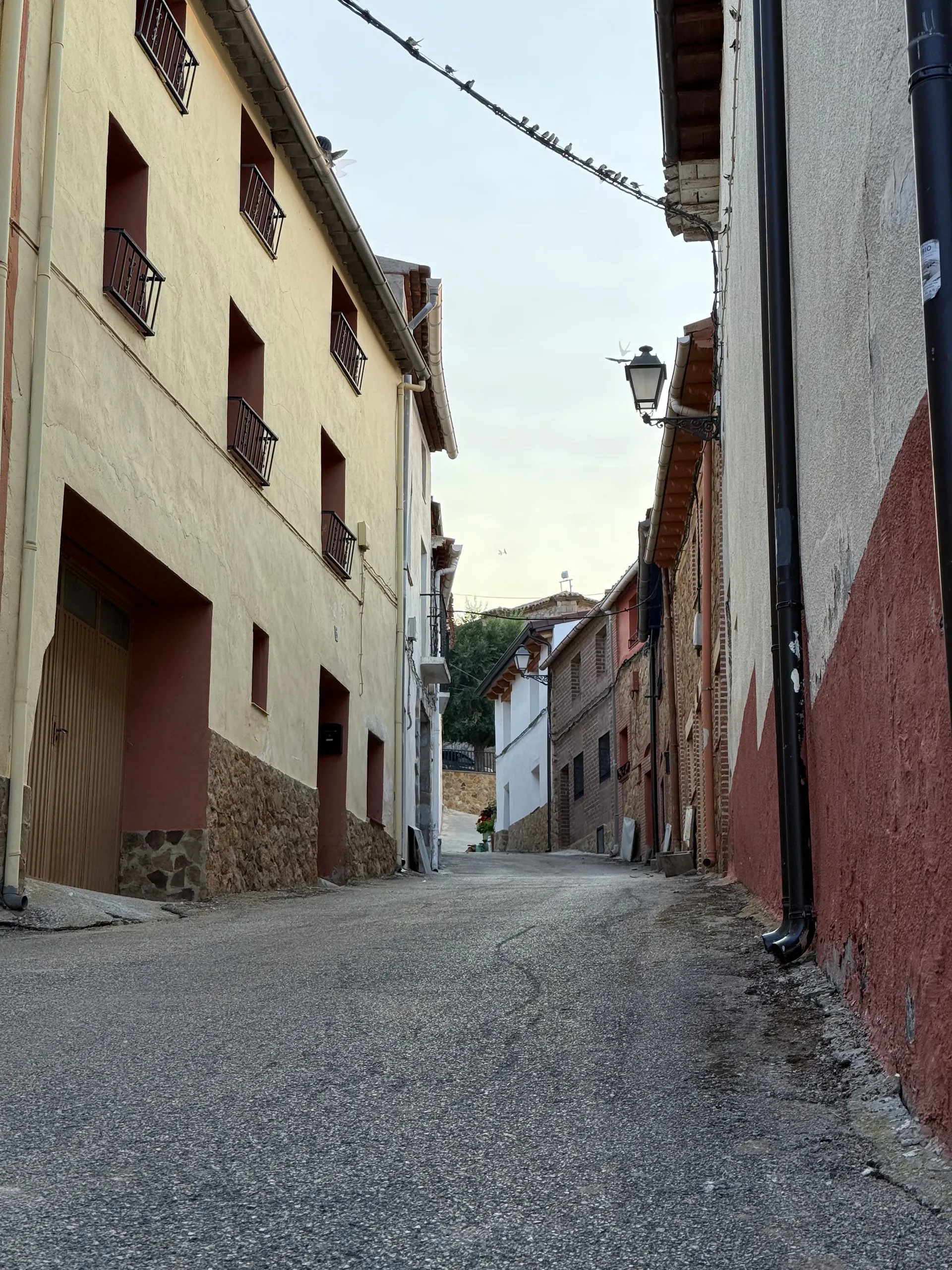 Calles empinadas de piedra en Ciria, Soria